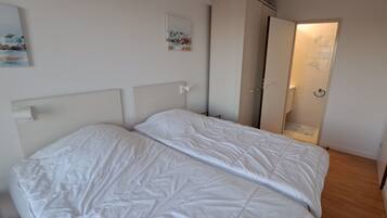 2 chambres, coffres-forts dans les chambres, fer et planche à repasser