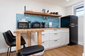 Fridge, microwave, oven, stovetop - Beach cottage steps from beach (Jacksonville Beach)