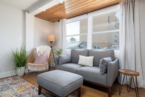 Interior - Beach cottage steps from beach (Jacksonville Beach)