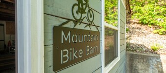 Pet friendly getaway in Downtown Hot Springs!