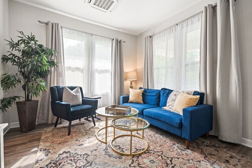 Pet friendly getaway in Downtown Hot Springs!