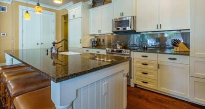 Easy walk to beach! Spacious Patio, Covered Lanai, Shared Pool, Gym