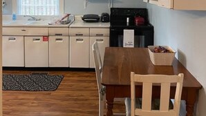 Kaffetrakter/tekoker, kjøleskap, mikrobølgeovn og ovn