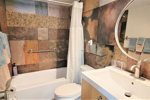 Ensemble douche/baignoire, sèche-cheveux