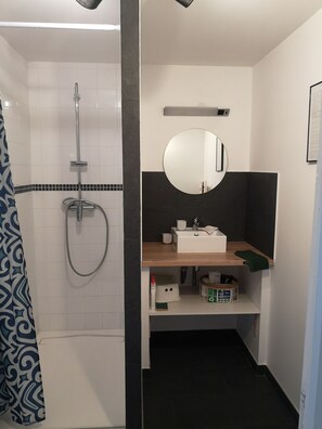 Shower, hair dryer, towels, soap - Maison Cocoon en Brocéliande (Loutehel)