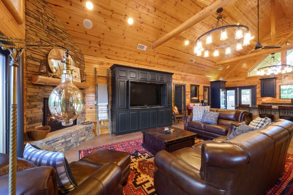 3 Bedroom Family Cabin with Panoramic Views, Hot tub, Sleeps 8