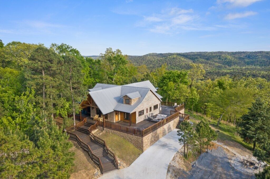 3 Bedroom Family Cabin with Panoramic Views, Hot tub, Sleeps 8