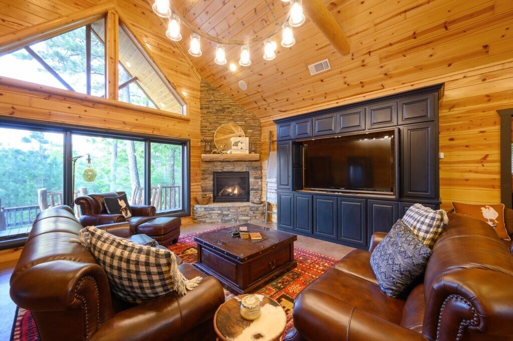 3 Bedroom Family Cabin with Panoramic Views, Hot tub, Sleeps 8