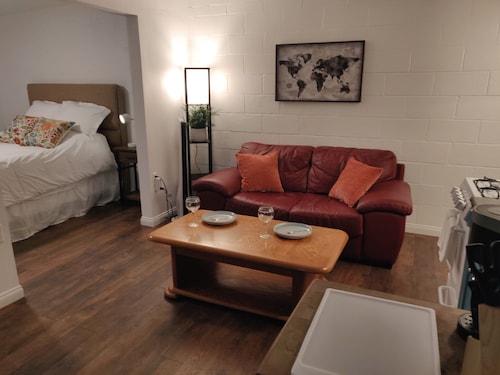 Beautiful Studio, Gated Private Yard, Fast WiFi with Parking