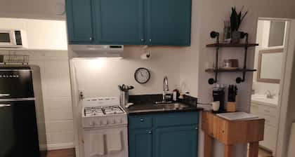 Beautiful Studio, Gated Private Yard, Fast WiFi with Parking