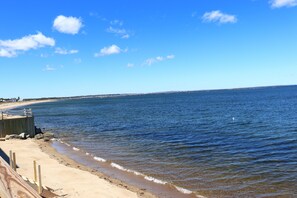 En la playa, camastros y toallas de playa