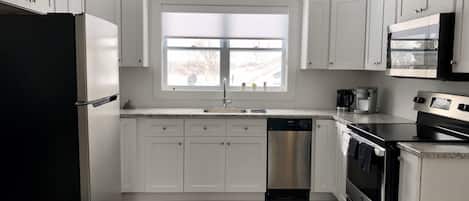 Frigorifero, microonde, forno, piano cottura