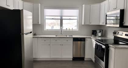 Eagle's Nest Loft- 1 bdrm lakeside apartment nestled up high in the trees.