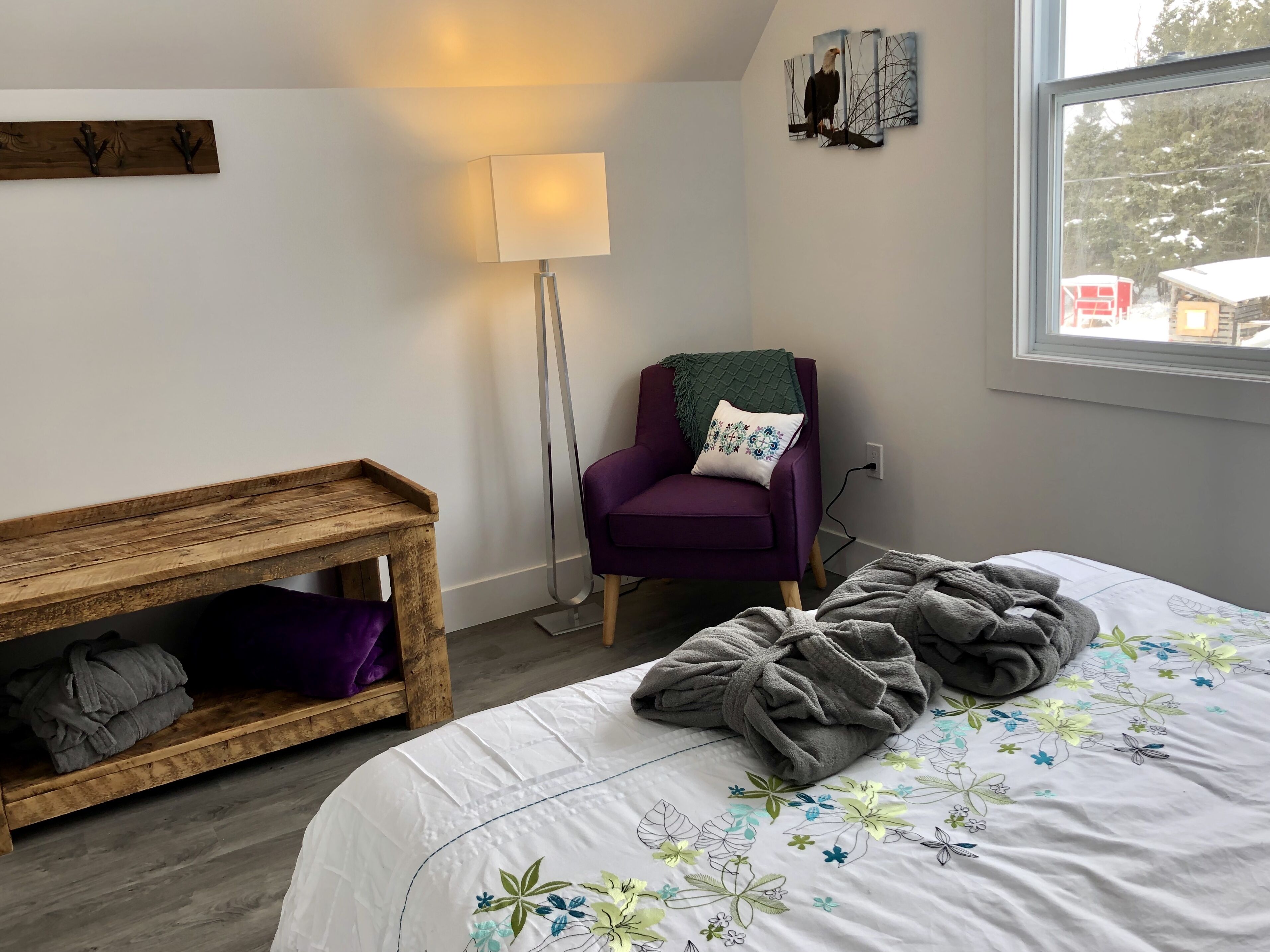 Eagle's Nest Loft- 1 bdrm lakeside apartment nestled up high in the trees. 