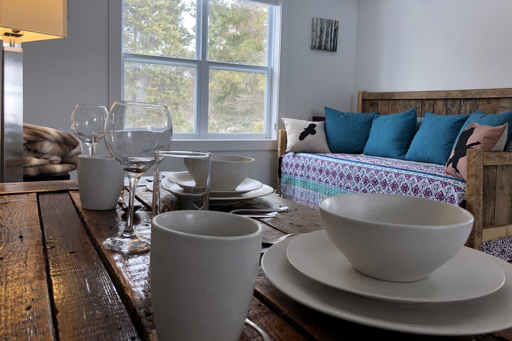 Eagle's Nest Loft- 1 bdrm lakeside apartment nestled up high in the trees.