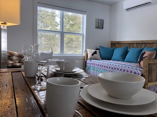 Eagle's Nest Loft- 1 bdrm lakeside apartment nestled up high in the trees. 