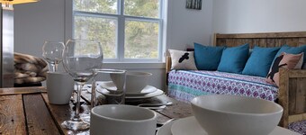 Eagle's Nest Loft- 1 bdrm lakeside apartment nestled up high in the trees. 