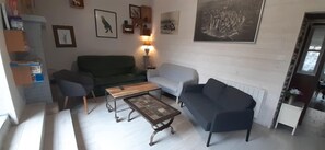 TV, table football, stereo - L'Ancien Bistrot - MAURON (MAURON)