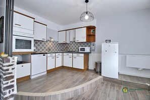 Réfrigérateur, micro-ondes, plaque de cuisson, lave-vaisselle