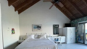 Un dormitorio con cama, escritorio, silla y armario.