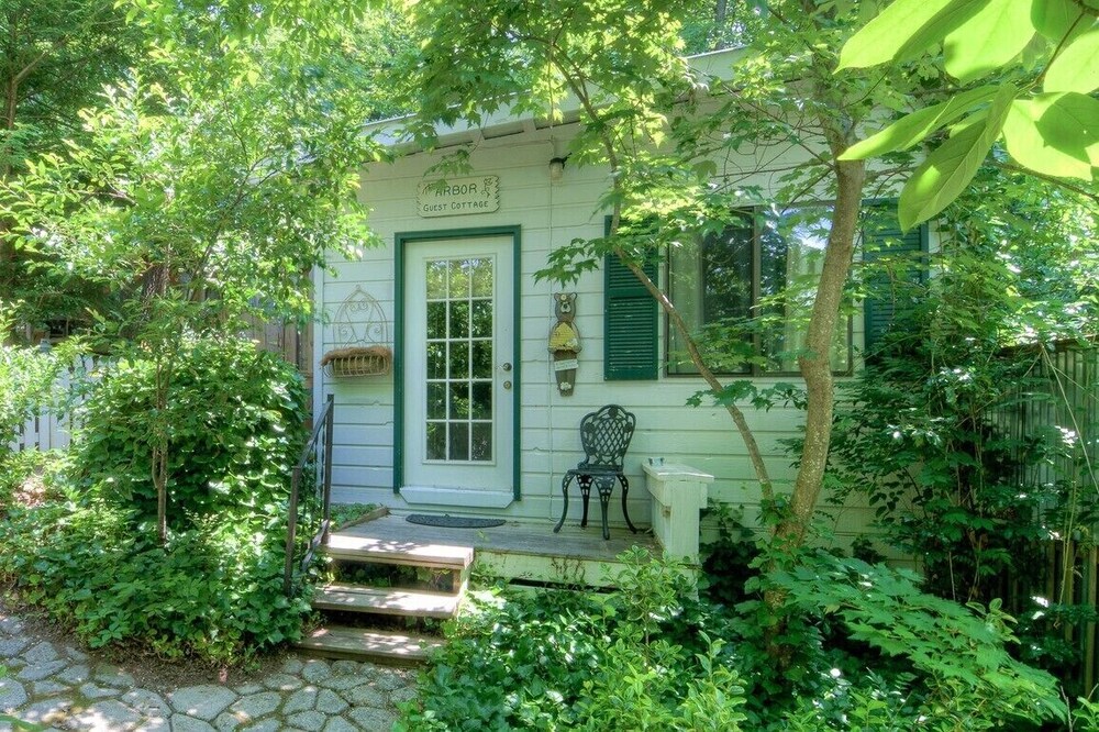 Vintage mountain cottage with modern amenities, comfort and charm