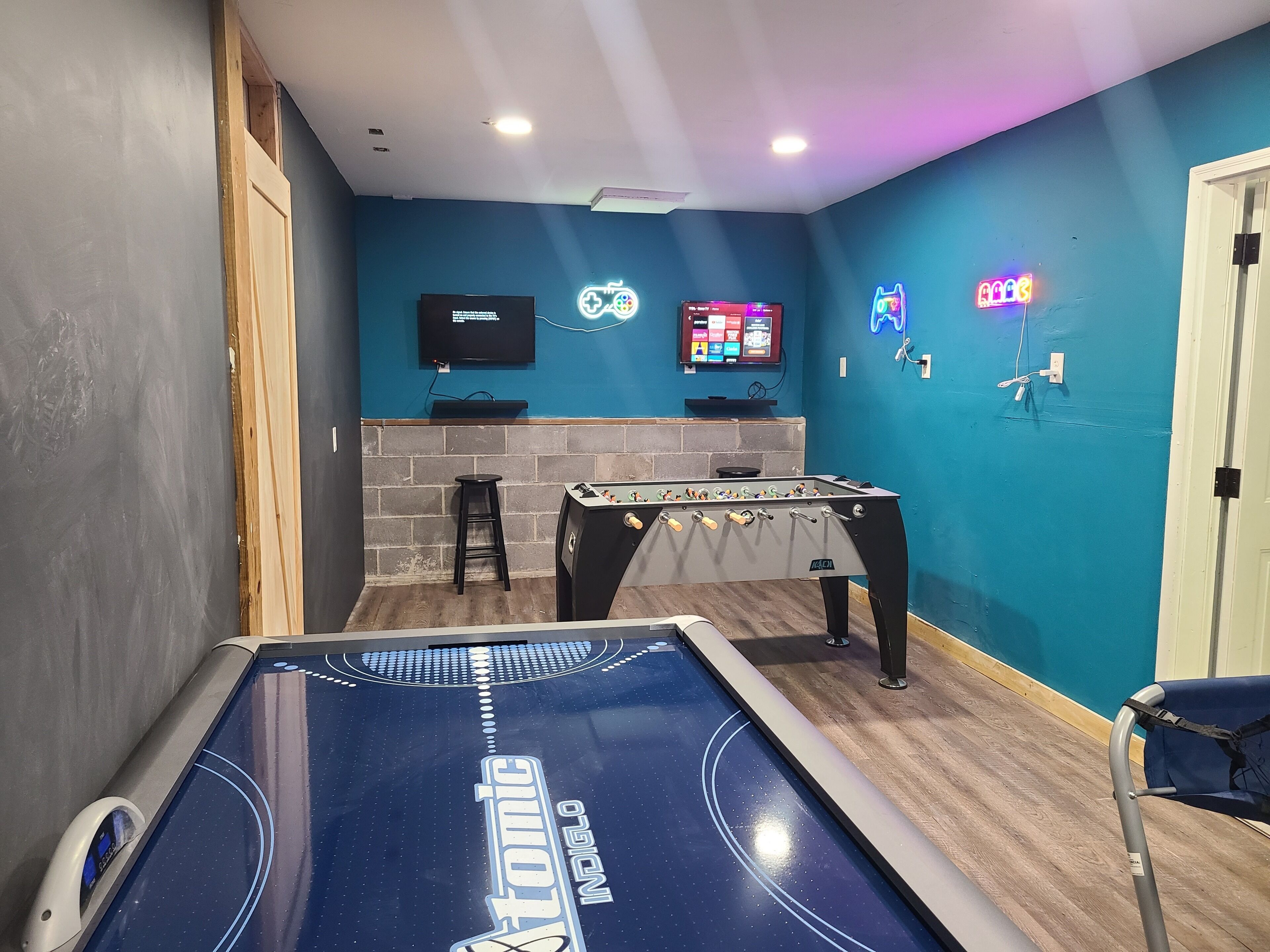 Mountain Home - Near all water Parks- 100 inch projector Screen!