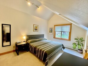 5 bedrooms, in-room safe, desk, iron/ironing board - Creekside Bungalow Adjacent To Reservoir Trail On Private 3 acre lot! (Palmer Lake)