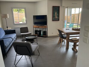 Fernseher, Kamin, Stereoanlage