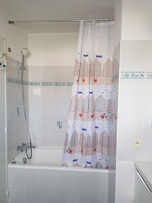 Badewanne, Haartrockner, Handtücher, Seife