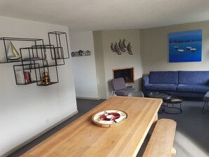 TV, fireplace, stereo