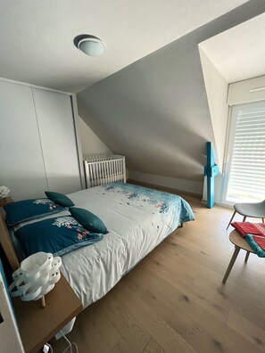 4 chambres, fer et planche à repasser, accès au Wi-Fi (inclus)