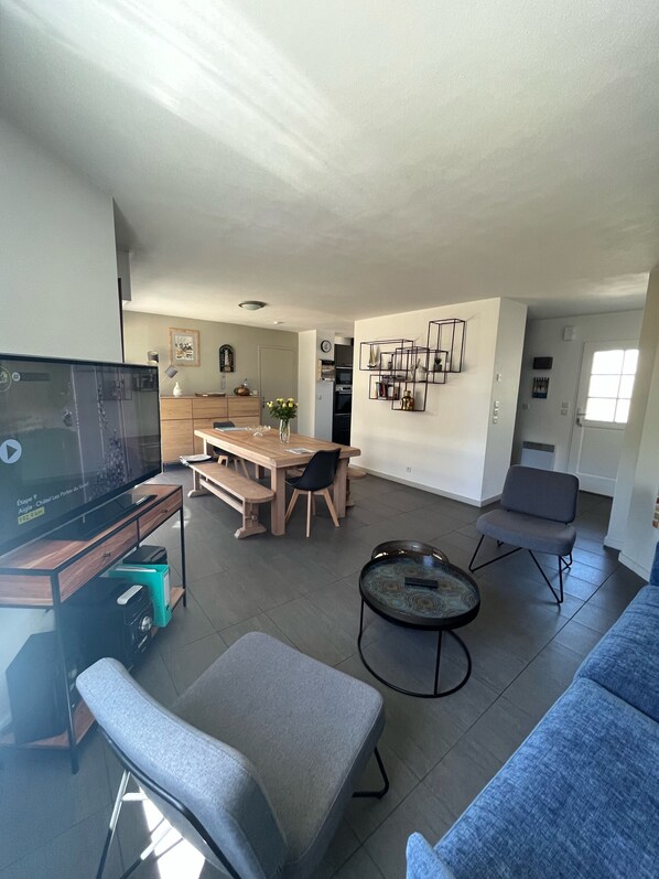 TV, fireplace, stereo