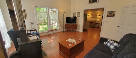 TV connectée, livres, espaces bureaux