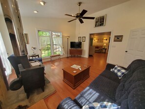 Smart TV, books, offices - Mountain Laurel Cottage ~ Bat Cave North Carolina  RELAX, REFRESH, RENEW! (Hendersonville)