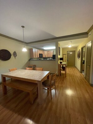 Dining - GREAT LOCATION!! MOUNTAIN VIEW CONDOS 124 Plaza Dr, Piegon Forge Tn 37863 (Pigeon Forge)