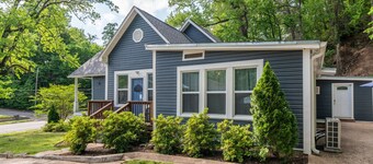 Cedar Blossom Bungalow - Pet friendly getaway with a 5 min walk to downtown
