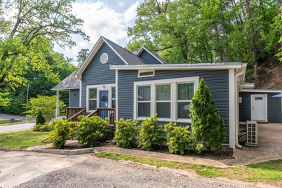 Cedar Blossom Bungalow - Pet friendly getaway with a 5 min walk to downtown