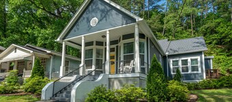 Cedar Blossom Bungalow - Pet friendly getaway with a 5 min walk to downtown