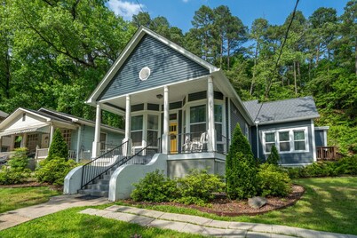 Cedar Blossom Bungalow - Pet friendly getaway with a 5 min walk to downtown