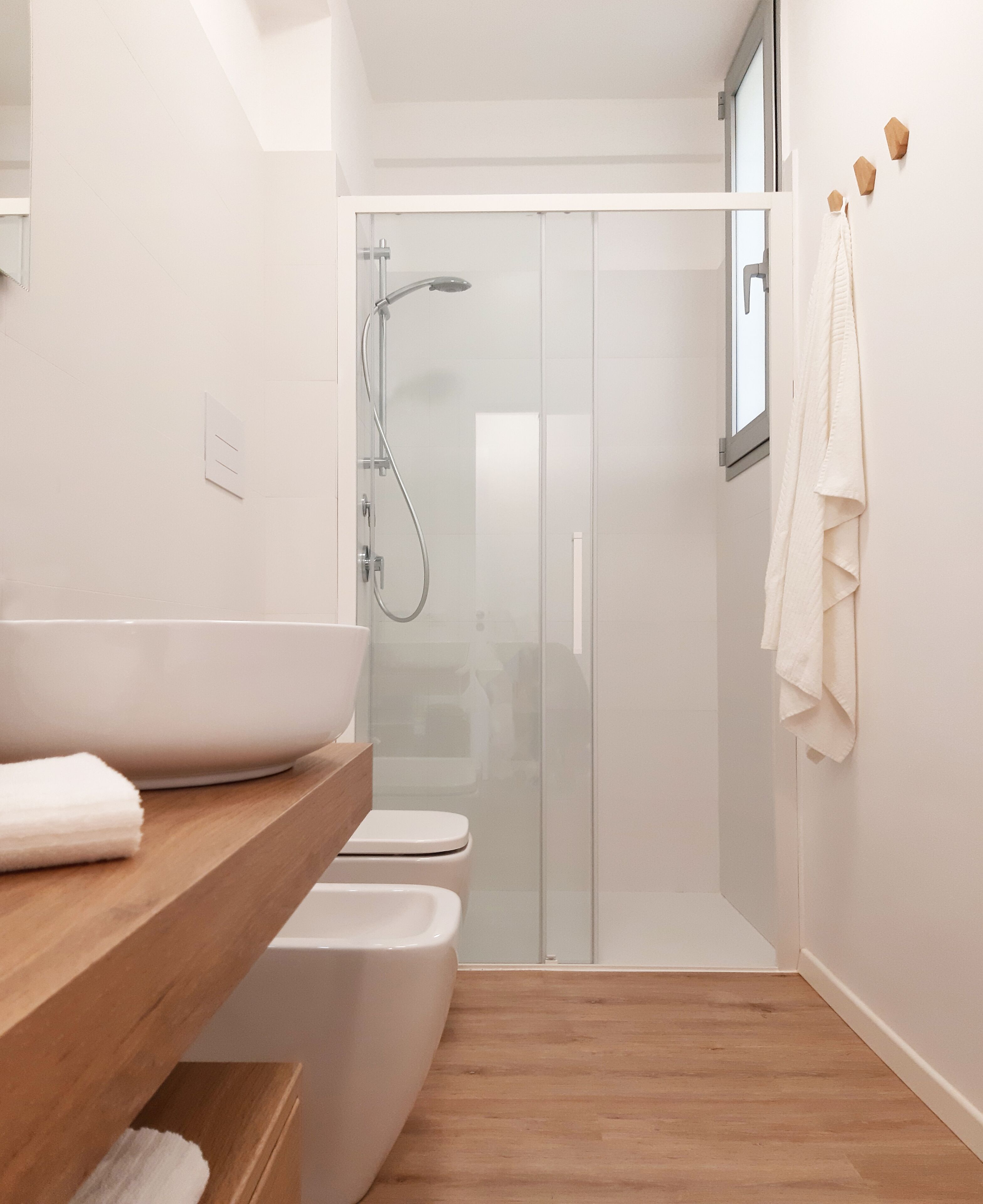 Douche, sèche-cheveux, peignoirs, bidet