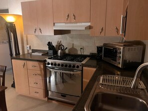 Frigorífic, microones, forn i placa de cuina 