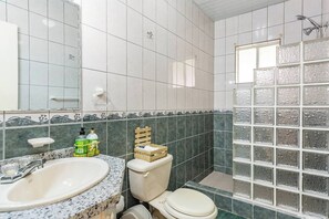 تجهيزات دش، مجففات شعر، مناشف، صابون