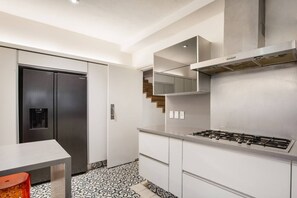 Refrigerador, microondas, horno y parrilla de estufa