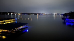Una tranquilla zona sul lungomare con barche ormeggiate e un'area coperta, probabilmente un porto turistico o un molo.