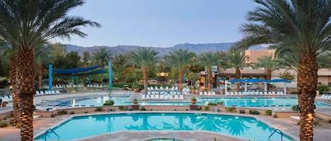 Alberca al aire libre y alberca climatizada