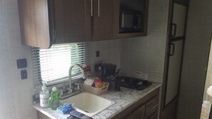 Een koelkast, een magnetron, een kookplaat