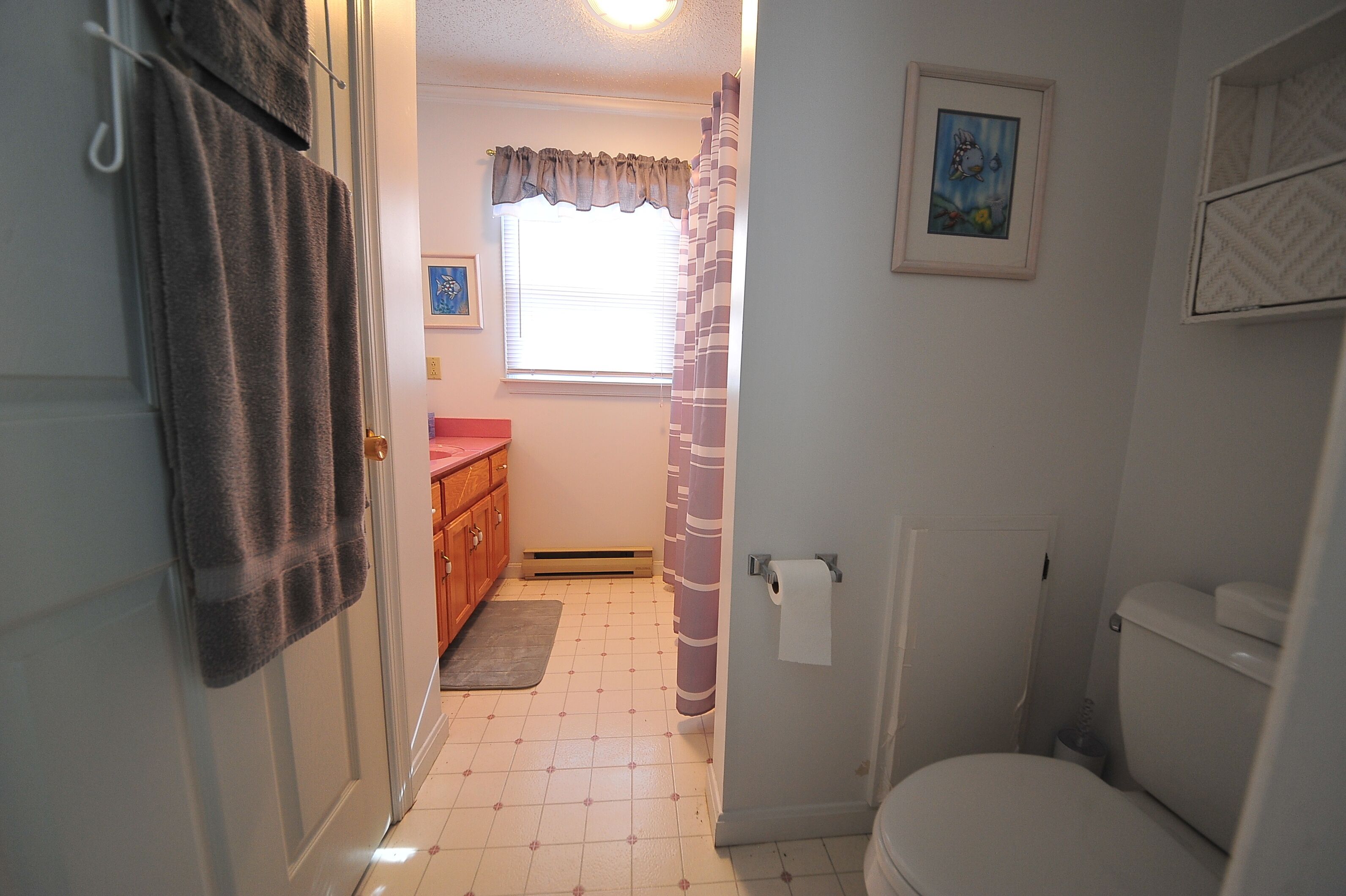 Welcome to Bayside Breeze! One Block From Town Beach, Walk to Waterfront Dining