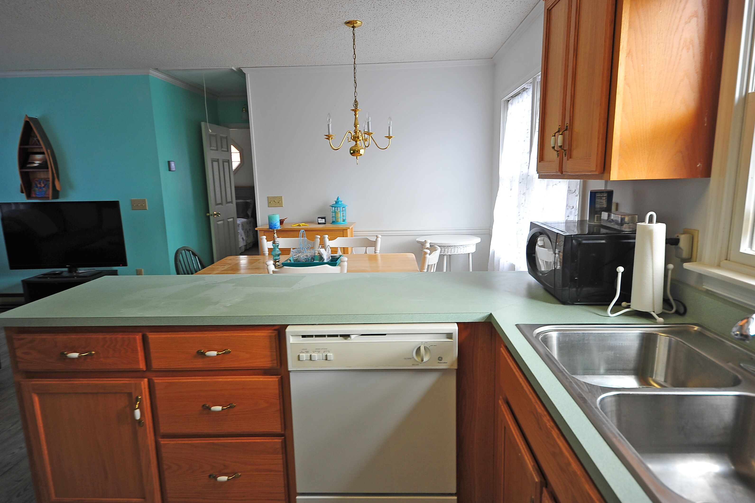 Welcome to Bayside Breeze! One Block From Town Beach, Walk to Waterfront Dining