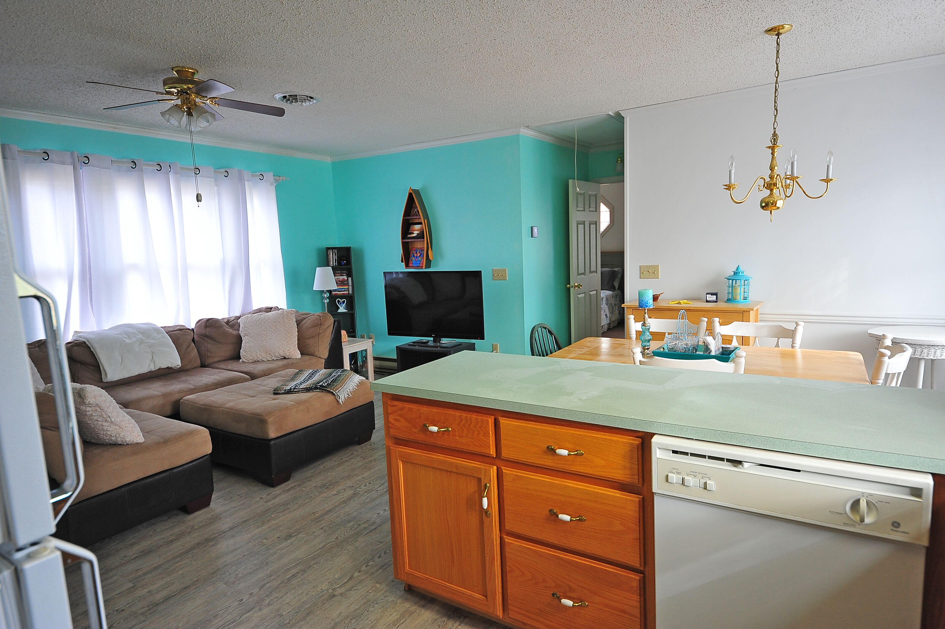 Welcome to Bayside Breeze! One Block From Town Beach, Walk to Waterfront Dining