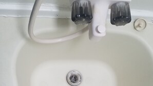 Et badeværelse med badekar, toilet og bruseniche.